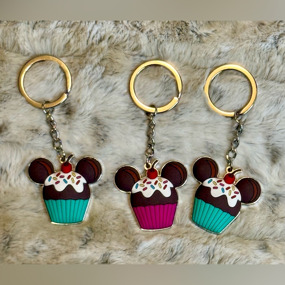 *BRAND NEW* Disney Parks Cupcake Mickey Mouse Keychain Set